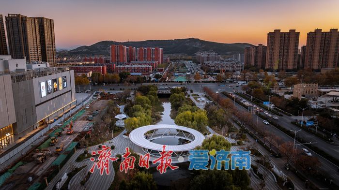 一年四季 泉在济南丨航拍经十西路，城市与暮色共谱诗意画卷