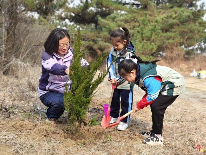 “‘植’一抹新绿  寄一份希望”里辛中心幼儿园走近棋山植树节实践活动