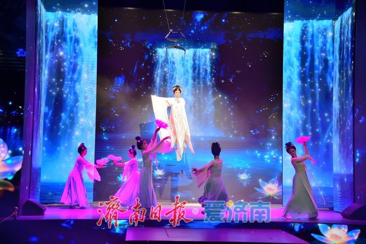 赏泉看戏、湖畔微醺！天下第一泉花式整活，点燃国庆假日热潮