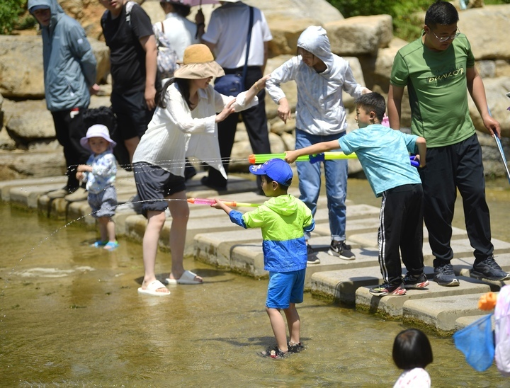 气温回升，济南龙鼎滨水公园迎来夏日狂欢