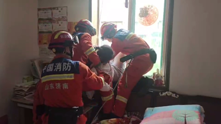 济南一女孩被困空调外机，消防破门而入紧急救助