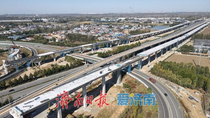 项目强省会｜双跨济广高速立交，济南凤凰黄河大桥南延工程全面推进箱梁架设