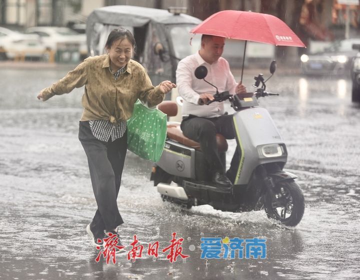 济南突降暴雨 高温天气暂时缓解