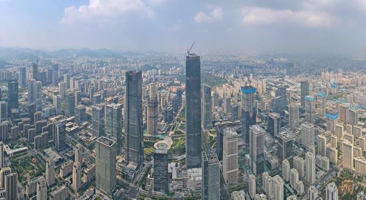 项目强省会｜济南“第一高”幕墙已施工至最高层