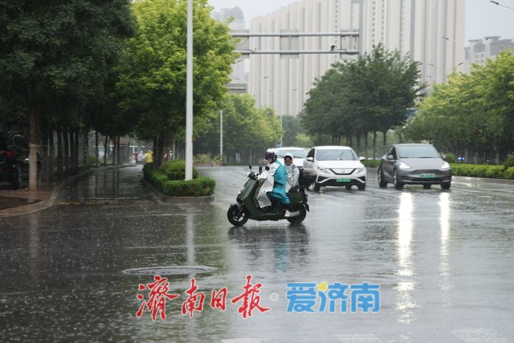 细雨润泉城 伞花伴童归