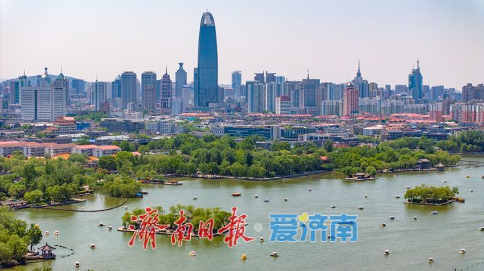 一年四季 泉在济南｜“五一”假期大明湖景区迎客流高峰，游船如织景美如画