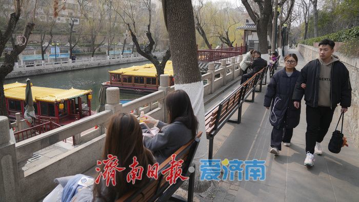 坐画舫游济南，护城河上览春色