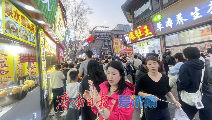 泉在济南过大年丨宽厚里春节夜：灯火璀璨，人潮涌动