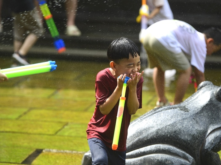 炎炎夏日无泉水不欢乐，泉城版“泼水节”精彩上演