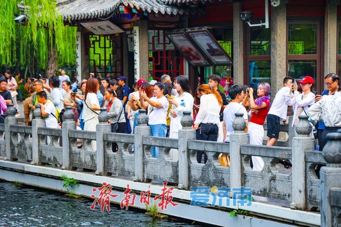 秋景如画引客来 趵突泉景区中秋假期客流平稳景致怡人