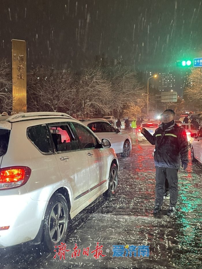 雪锁归途，济南公交人化身“破冰者”