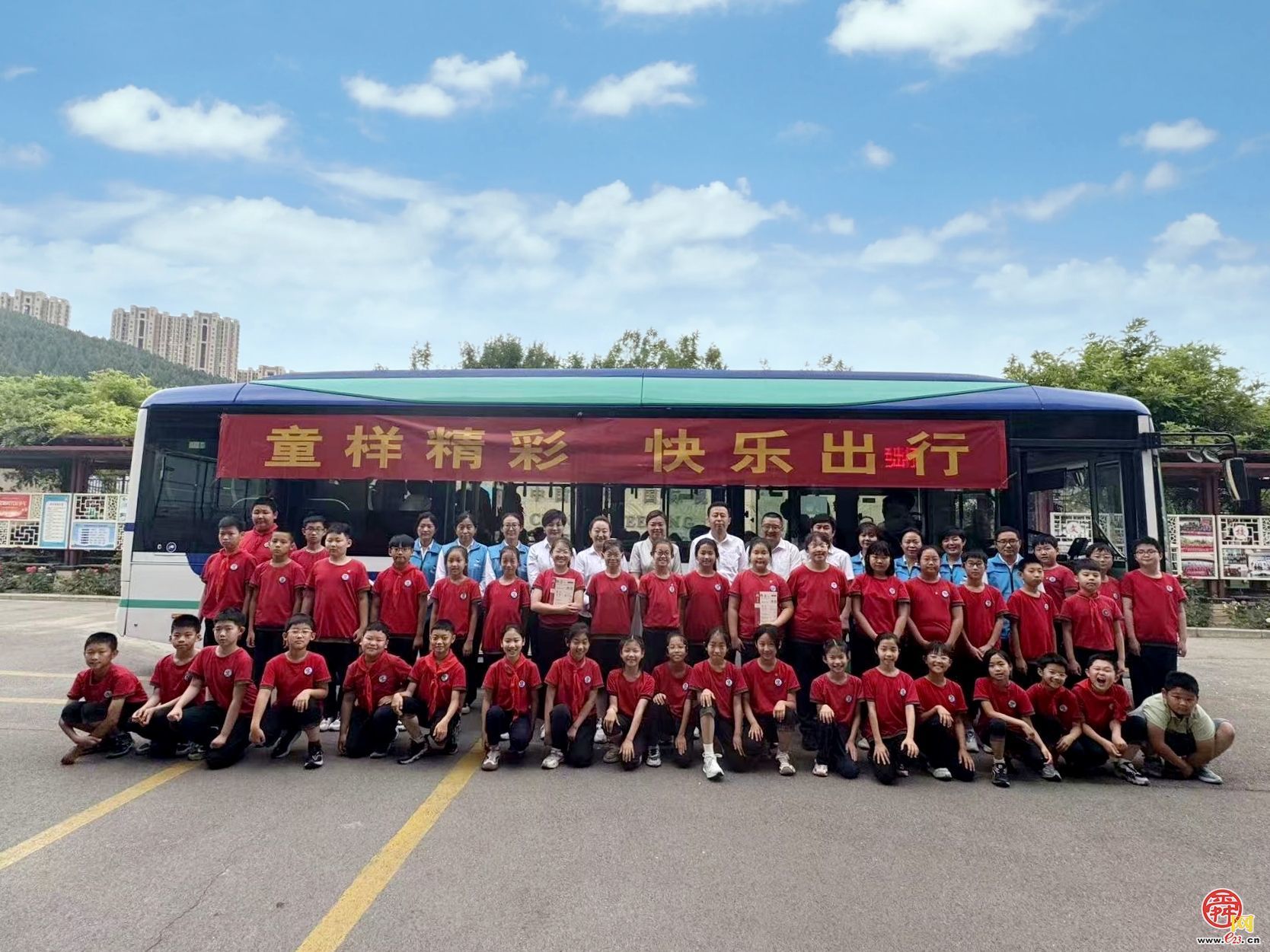 公交车进校园，共筑六一安全防线