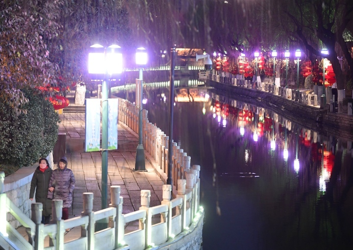 大红灯笼高高挂，浓浓年味扑面来