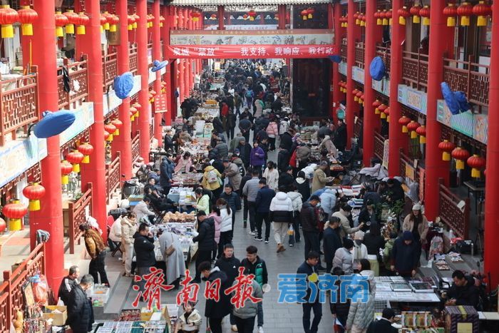 气温回升，济南英雄山文化市场热闹非凡