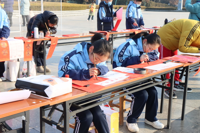 莱芜区小学生挥毫泼墨,为无私奉献的他们“送福”