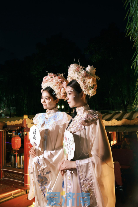 “泉”在济南过暑假｜护城河又添新体验！泉水行舟与簪花汉服相伴，一秒穿越千年