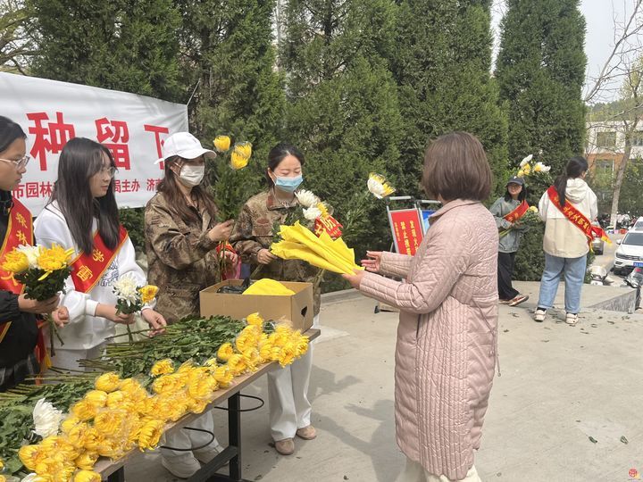 鲜花寄哀思，清明亦文明—济南市林场举办“送您一枝鲜花请把火种留下”志愿服务活动