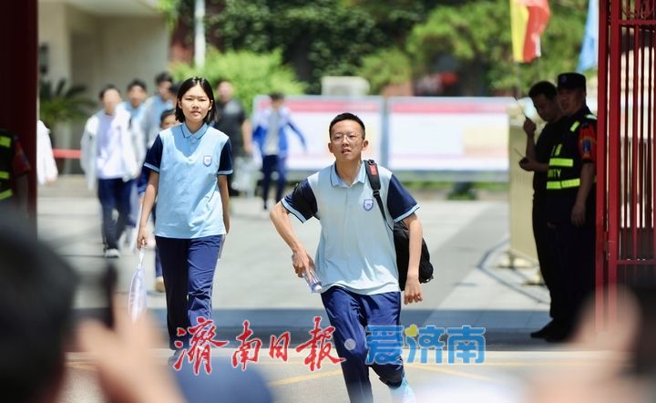 中考语文考试结束 考生轻松自信 积极应对后续考试