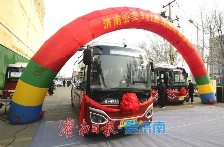 济南新年首条“小巷公交”运行，目前已开通25条线路