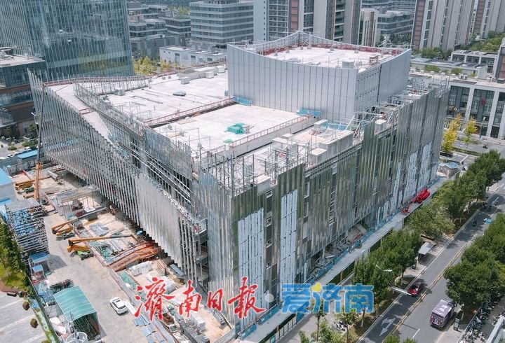 项目强省会｜济南中央商务区艺术剧院项目外立面玻璃幕墙安装已达八成