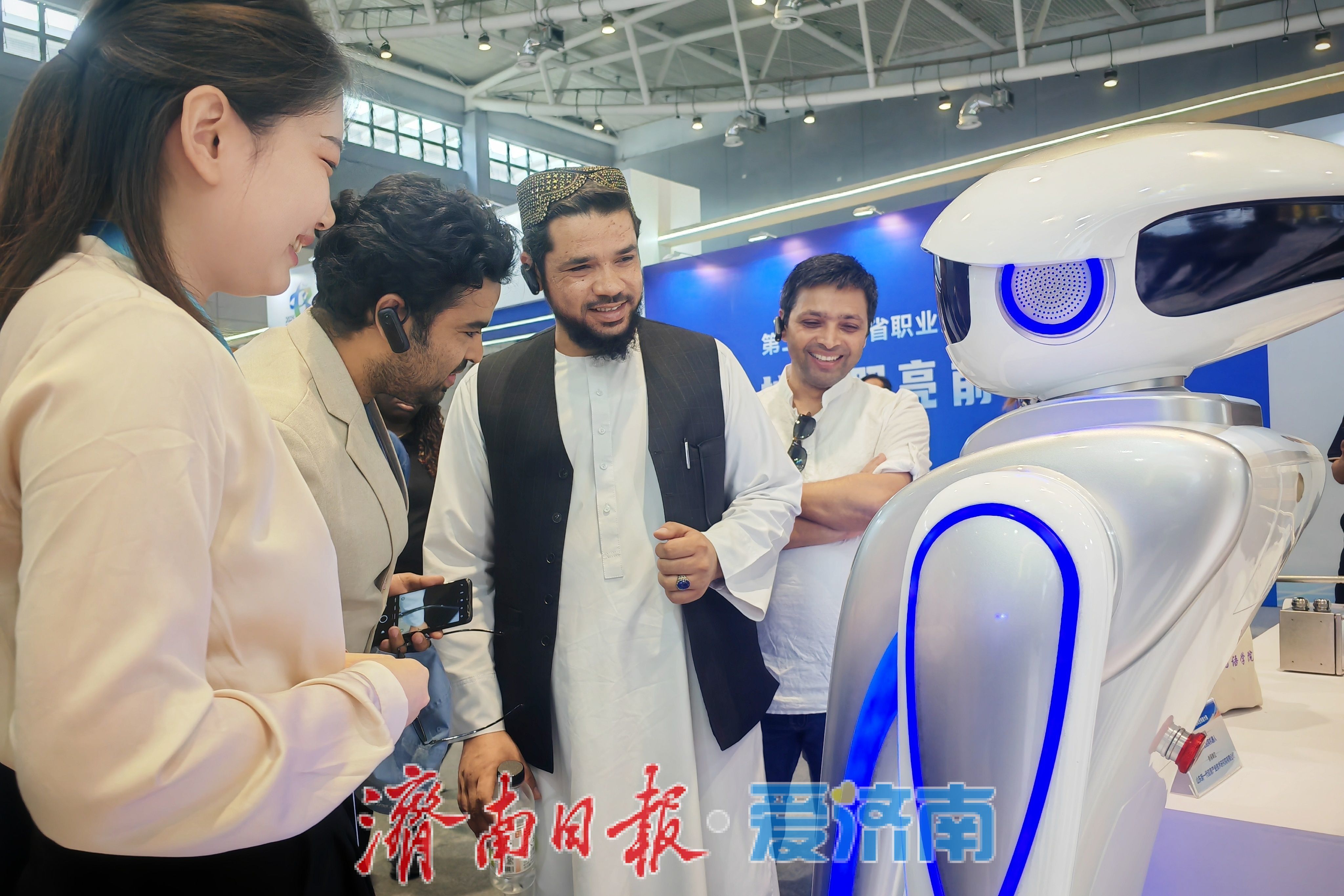 感受传统技能与数字技术独特魅力 外媒记者团来济南参观技能大赛