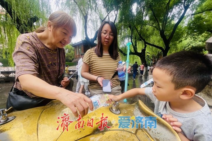 黑虎泉水位飙至29.79米创今夏新高，游客雨中尽享“虎啸”胜景