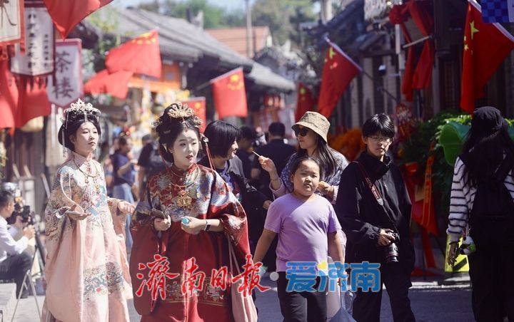 老街国旗飘，曲巷满国风
