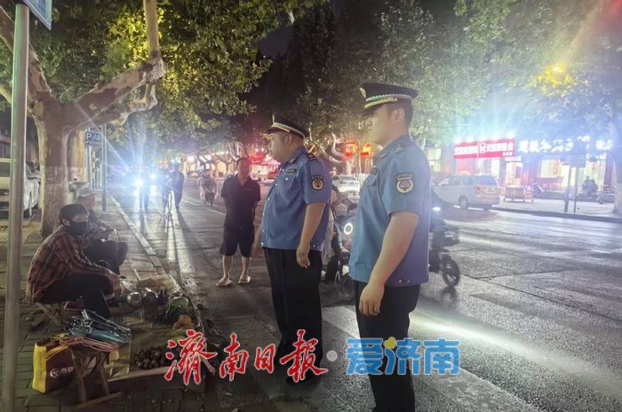 夜色里的长清城管蓝：守秩序、暖烟火