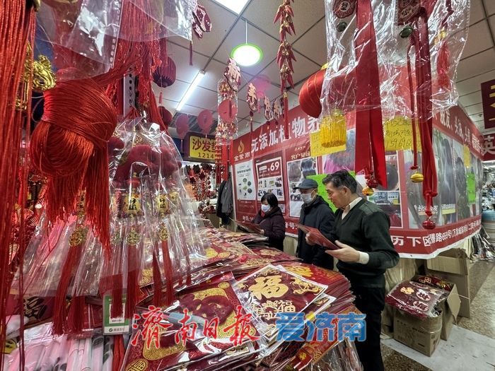 新春倒计时一个月 节日装饰上新添年味