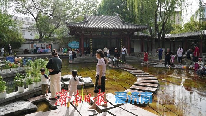 春日如夏，五龙潭公园“清泉石上流”景点成孩子们亲水乐园