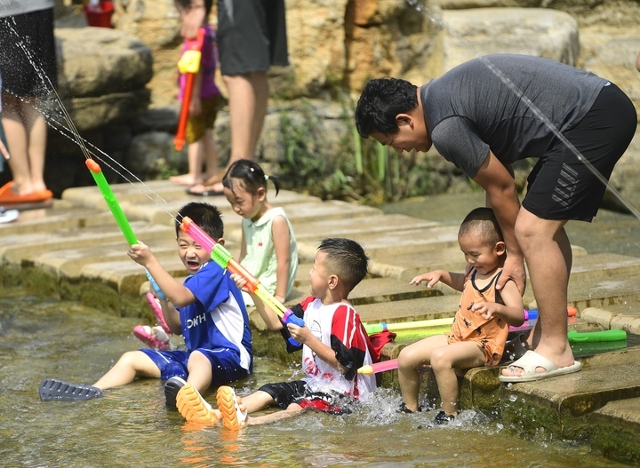碧波荡漾，初秋时节济南龙鼎滨水公园人气旺