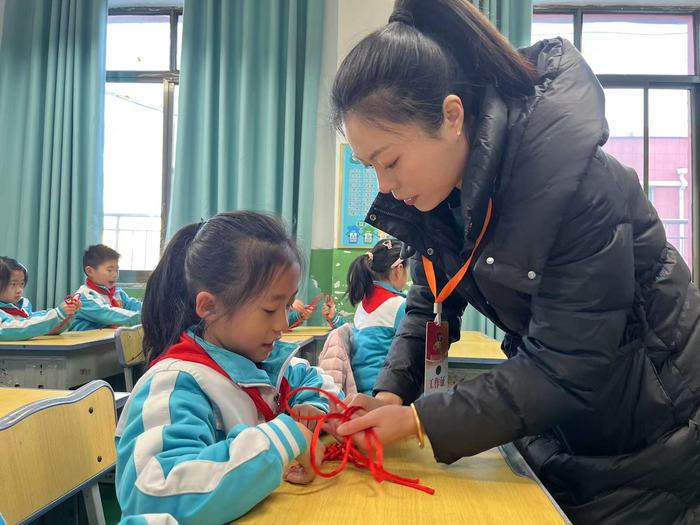 “迎新年挂件制作大赛”,送课进校园600多名学生有福了