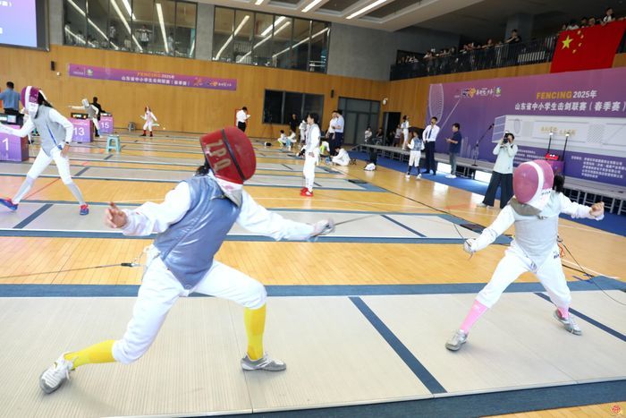 2025年山东省中小学生击剑联赛（春季赛）闪亮开赛  泉城上演“格斗中的芭蕾”