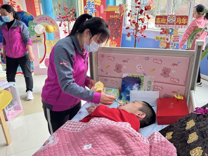 鸣鸣加油！济南市儿童福利院为“福娃”举办18岁成人礼暨生日会