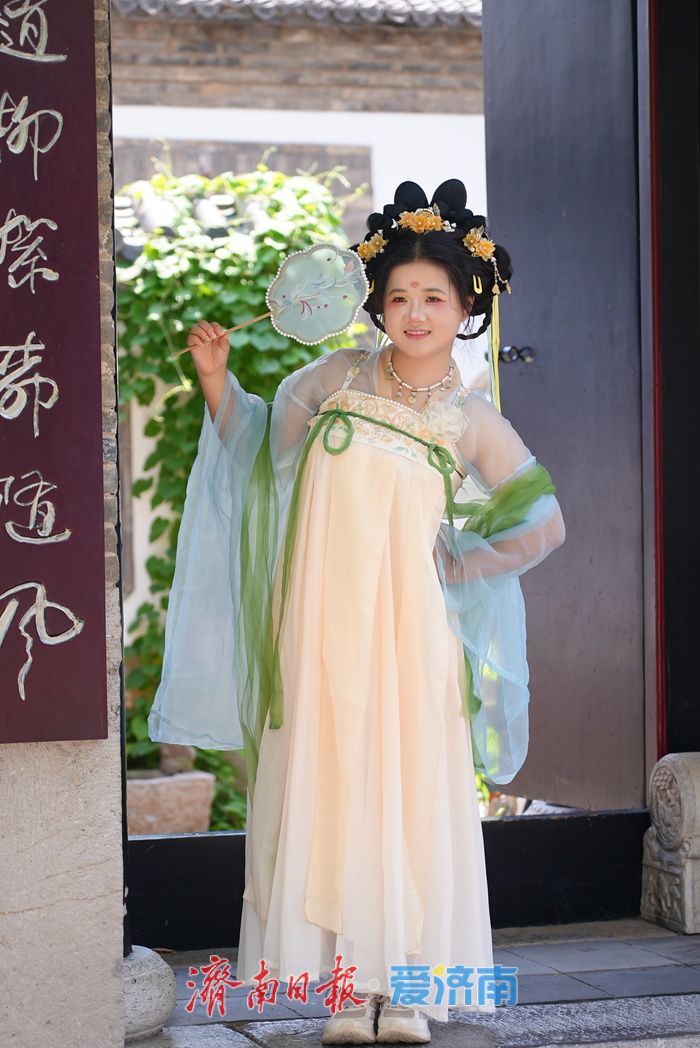 一年四季 泉在济南丨济南老城古韵引新潮 簪花旗袍民族服饰迎打卡热