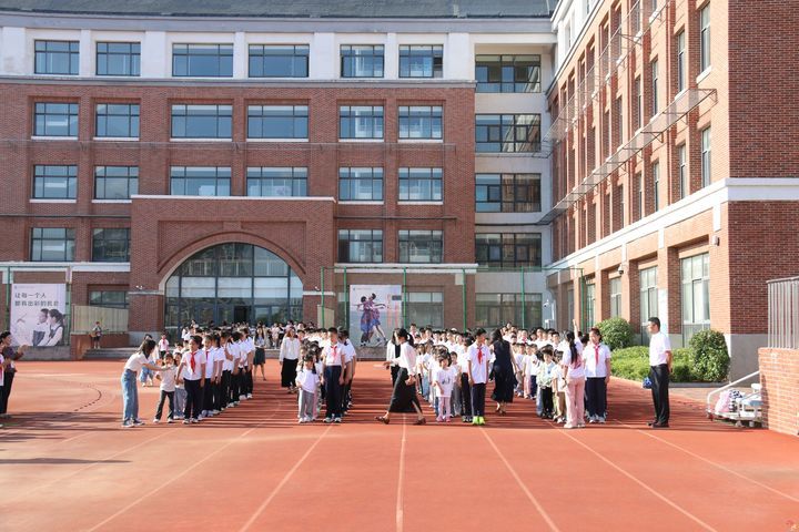 幸福启航  从心出发—济南市历下区龙德学校2026年秋季开学典礼