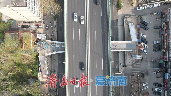 百花公园东门人行过街天桥进入装饰施工阶段