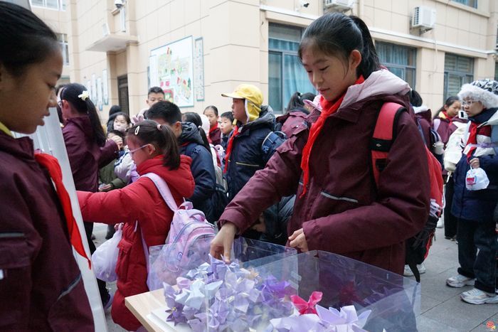 济南市历下区燕山小学开展爱国主义教育：一朵紫金草，绽放和平之花