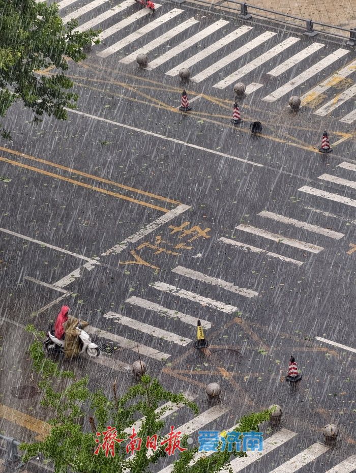 济南东部遭遇强对流天气，短时暴雨突袭白昼如夜