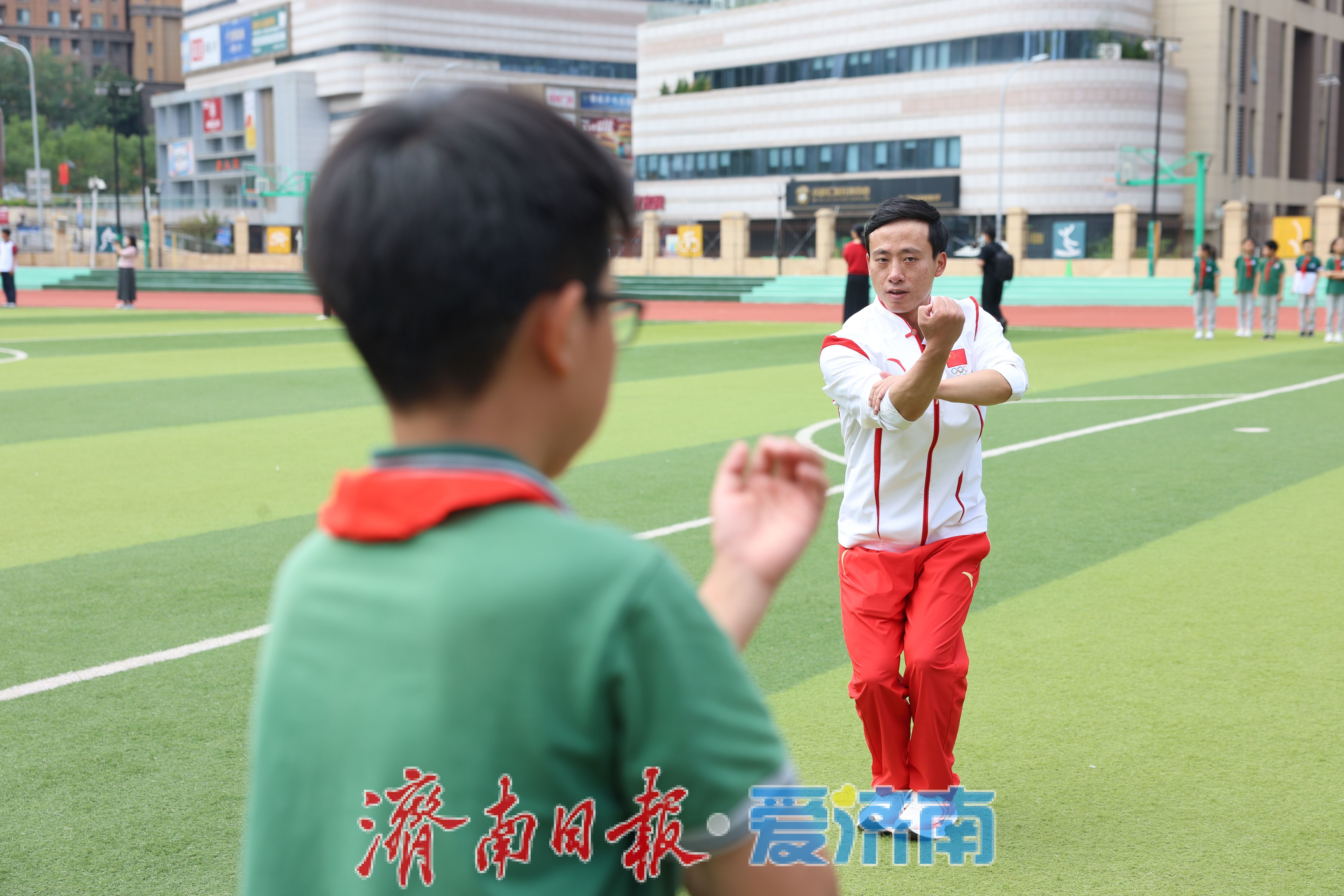 “中华体育精神大讲堂”济南站 四位冠军走进校园讲述奋斗故事