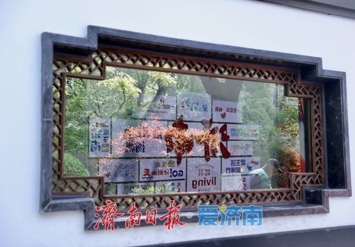 西更道街春意浓 游客漫步石板路打卡老巷