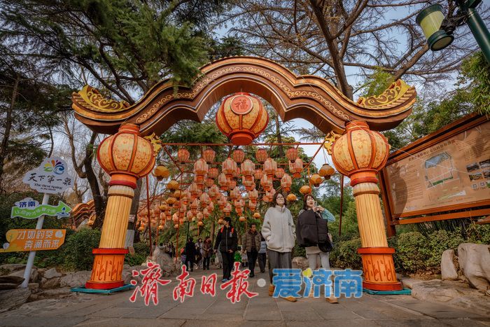 天下第一泉迎春花灯会进入收尾安装 非遗元素点亮新春