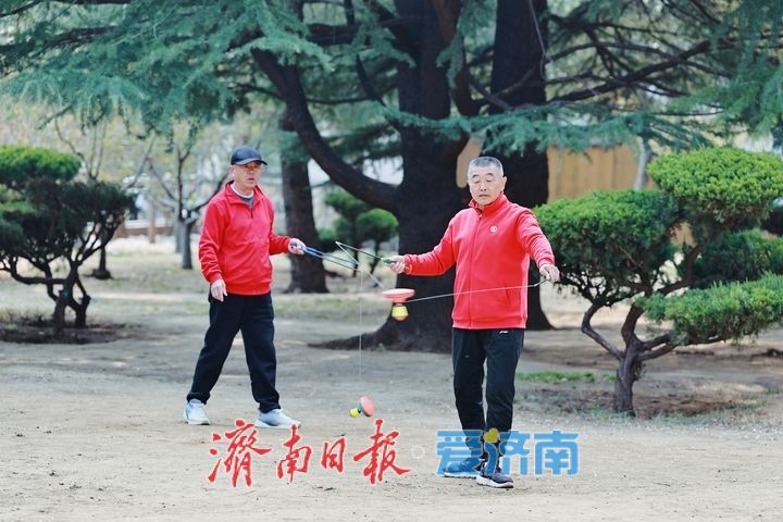 空竹翻飞闹春林 济南森林公园奏响全民健身和谐曲