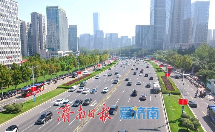 最美“中国红”扮靓城市主干道，济南营造浓郁国庆氛围