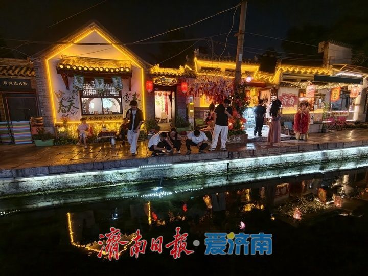 曲水亭街夜景迷人，尽显泉韵烟火气