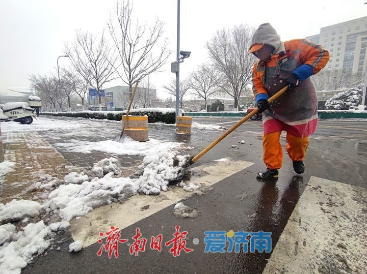 雪落泉城 除雪保畅