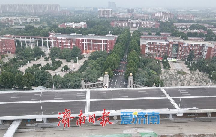 工业北路快速路东延项目 高架段开始施划交通标识线