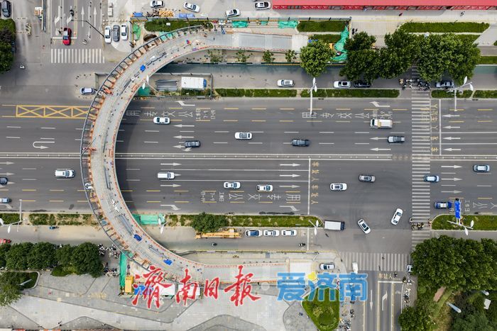 济南工业南路高新万达南侧U形天桥加紧施工，畅通商圈便民出行路