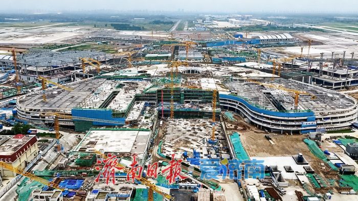 济南遥墙机场综合交通枢纽主体结构封顶，预计2026年实现“空铁轨路”无缝换乘