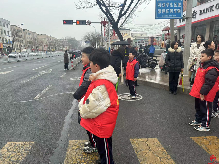 学习雷锋，我们在行动——济南市莱芜第二实验小学三13中队践行雷锋精神维持交通秩序活动